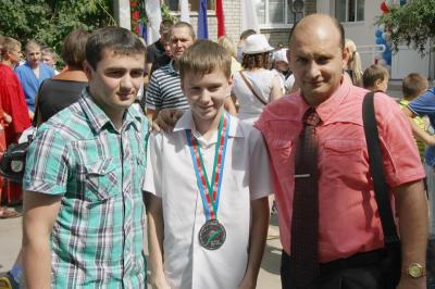 Андрей Канаев (в центре) с наставниками Шахобом Саидовым и Сергеем Косьяненко